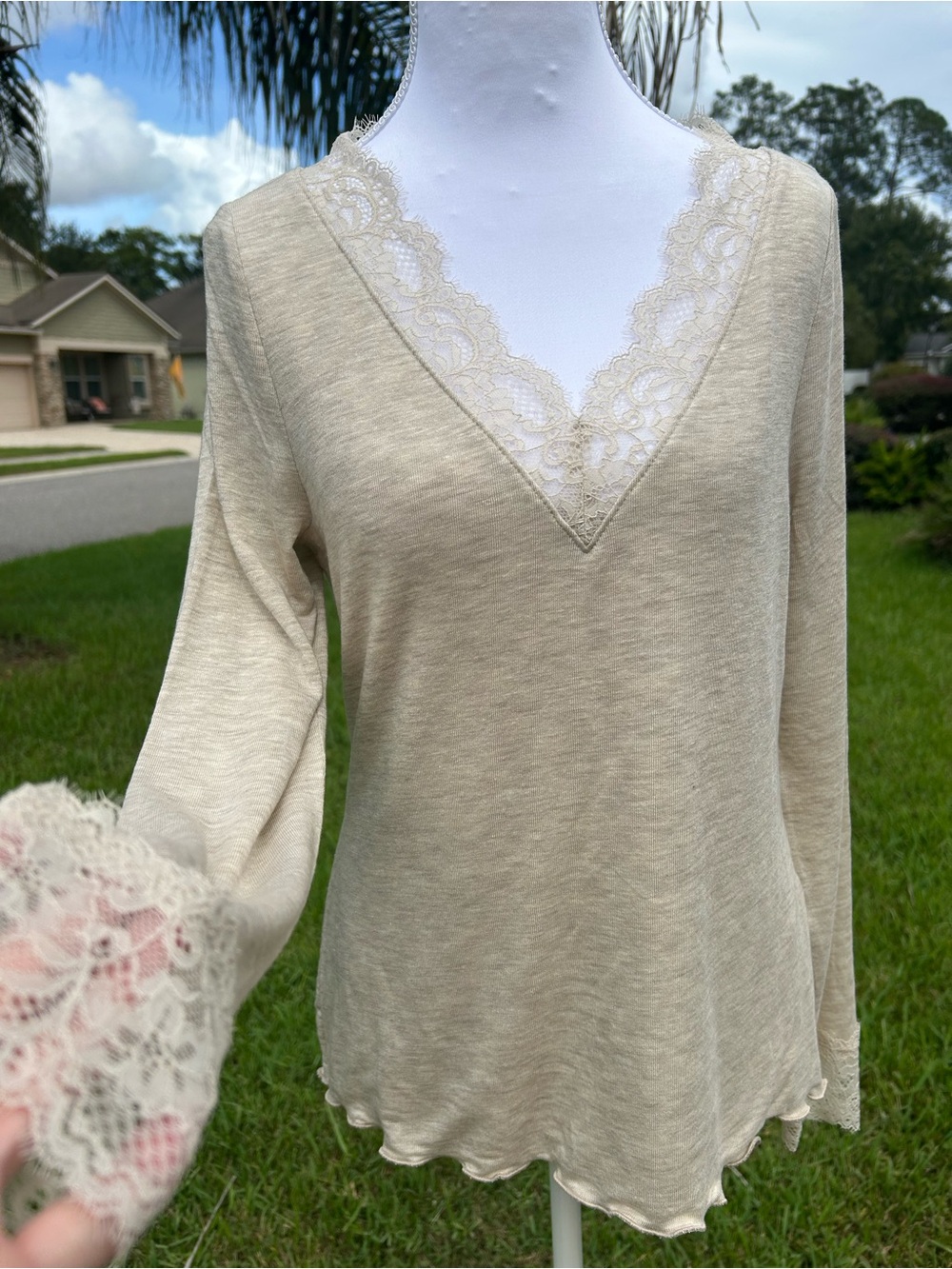 NWT🌷White House Black Market Cream Lace-Trim V-Neck Long Sleeve Top